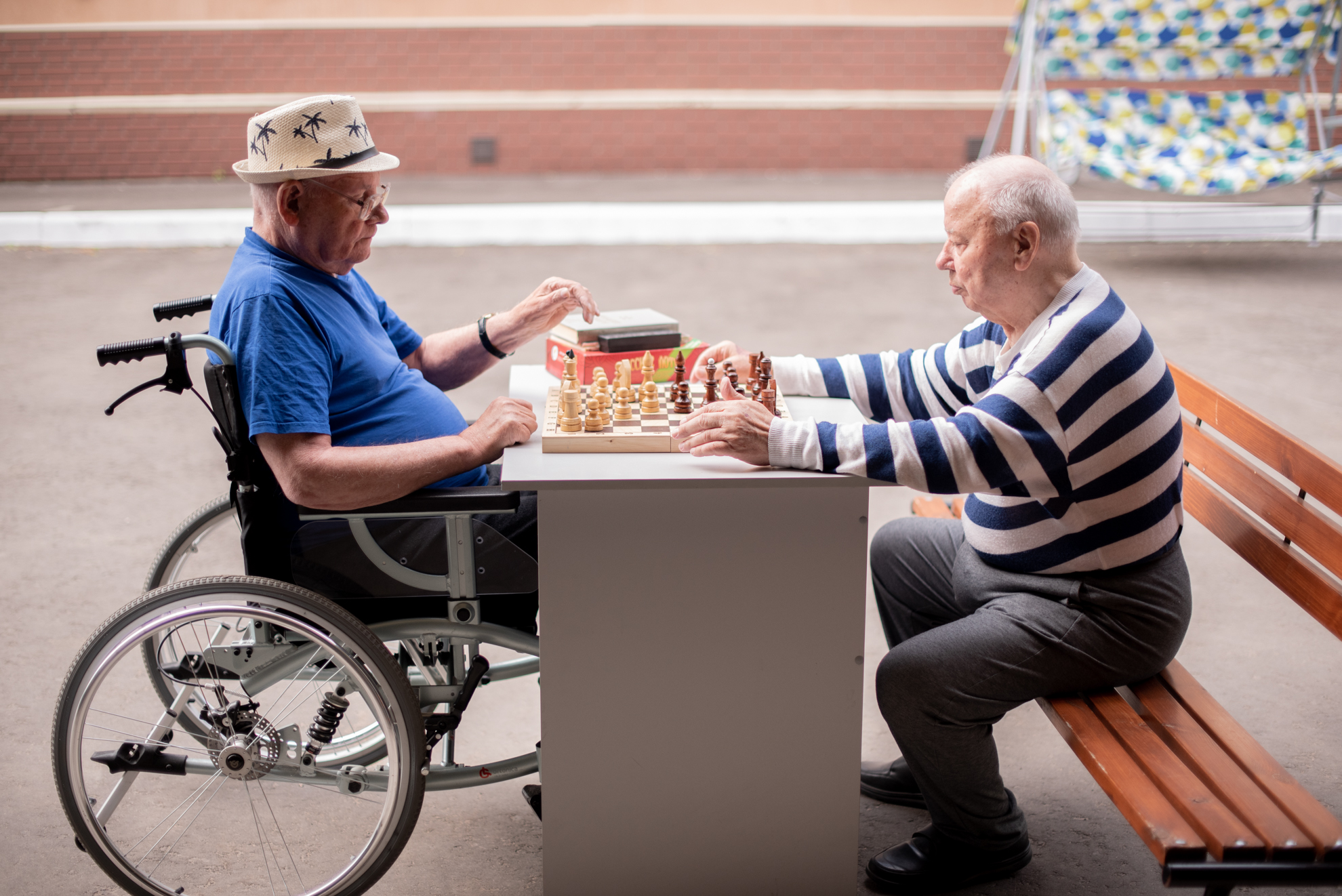 Уход за пенсионером инвалидом 1 группы. Пожилые и инвалиды. Пенсионер инвалид. Люди с ограниченными возможностями пожилые. Старики инвалиды.